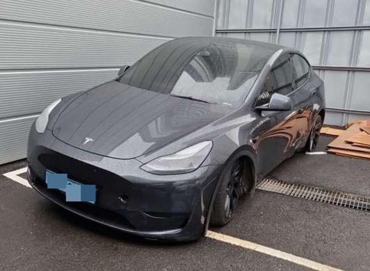 Tesla Model Y 2025