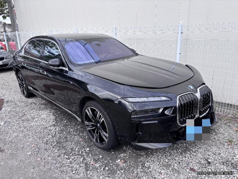 BMW i7