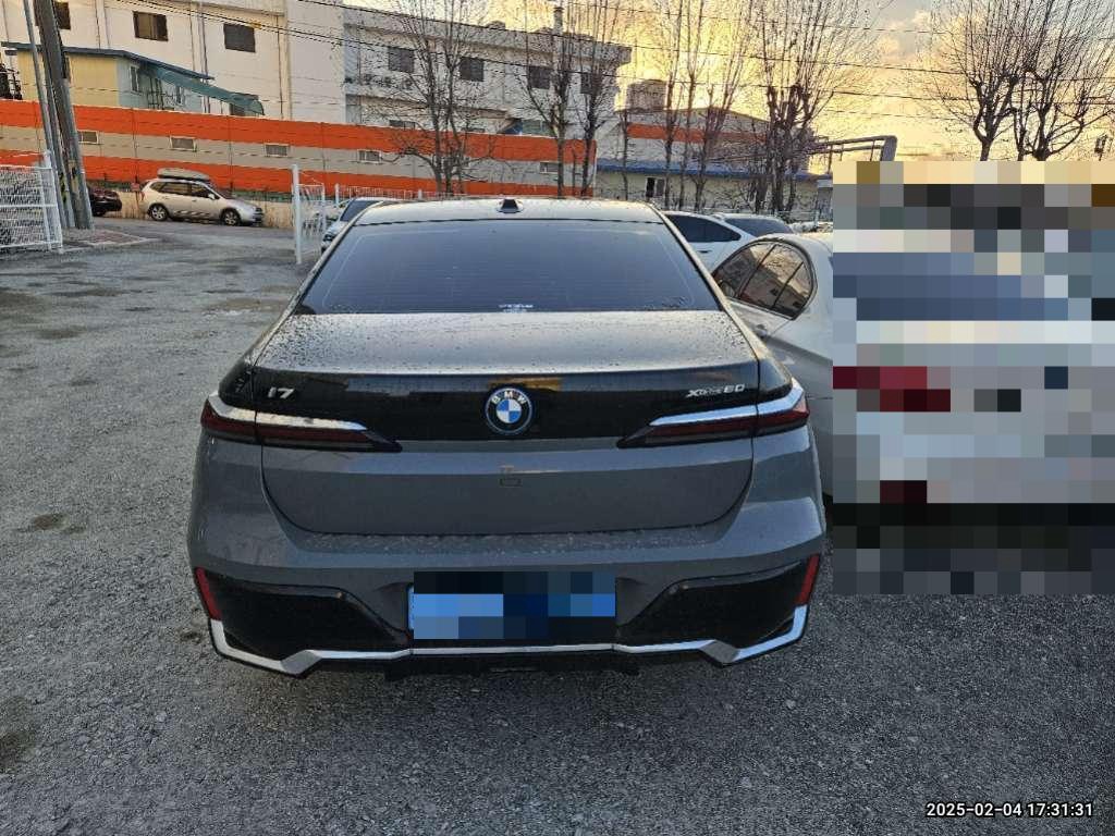 BMW i7
