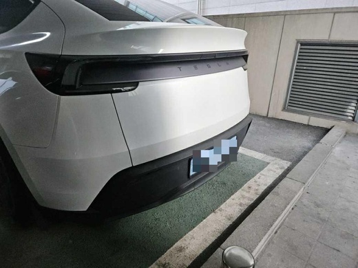 Tesla Model Y 2025
