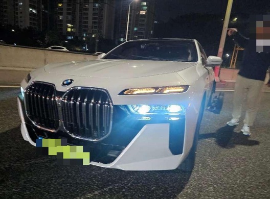 BMW 750e 2024