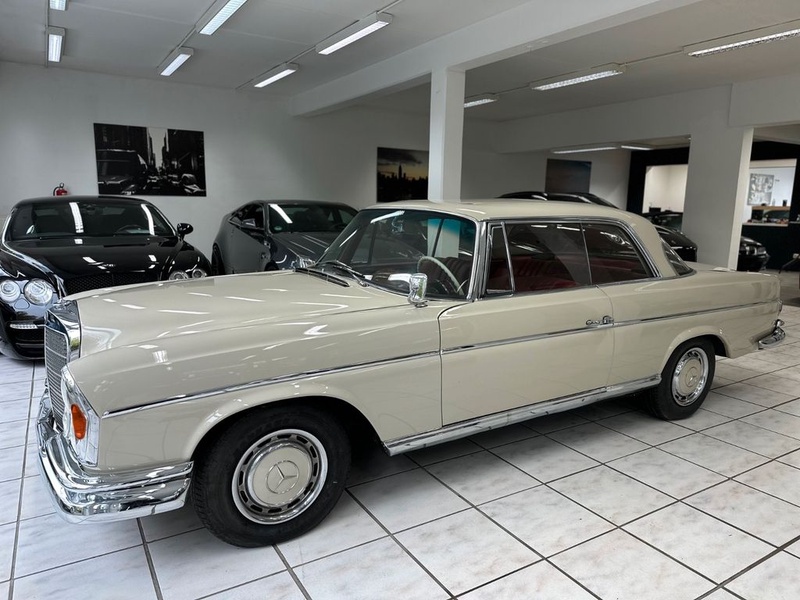 Mercedes-Benz 220
