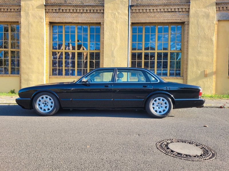 Jaguar XJ-6