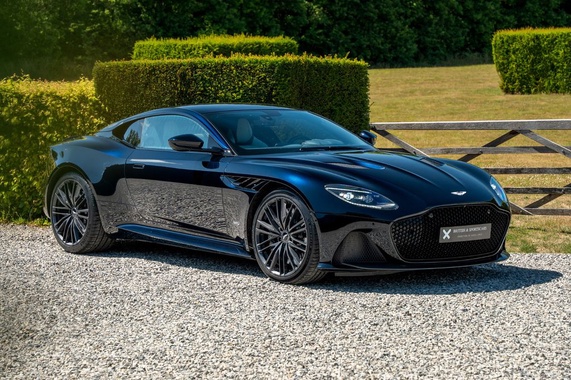 Aston Martin DBS 2022