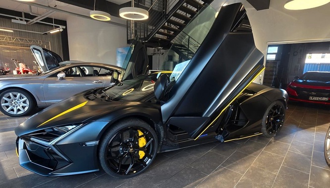 Lamborghini Revuelto 2025