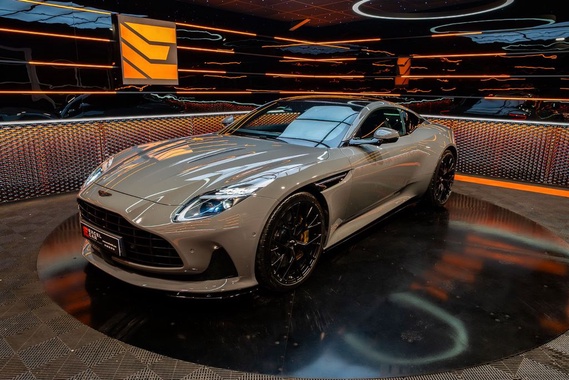 Aston Martin DB12 2025