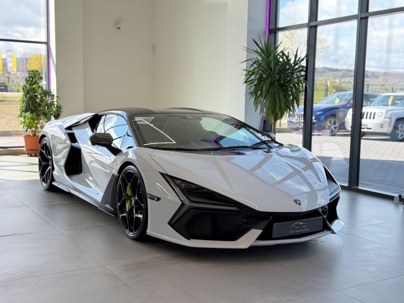 Lamborghini Revuelto