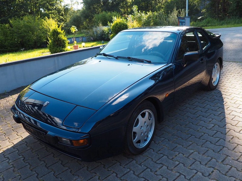 Porsche 944