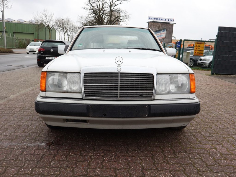 Mercedes-Benz 230