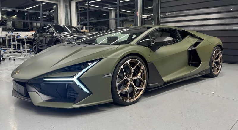 Lamborghini Revuelto