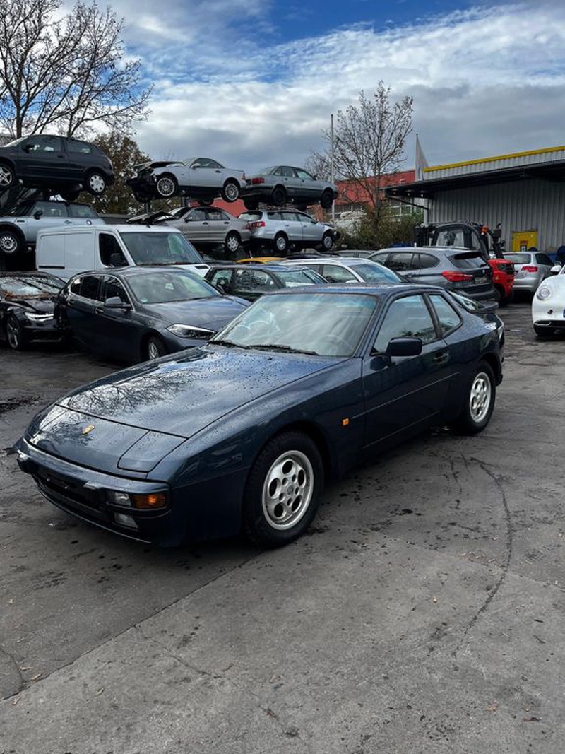 Porsche 944