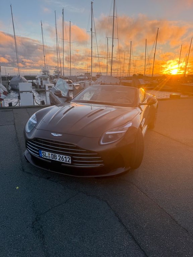 Aston Martin DB12
