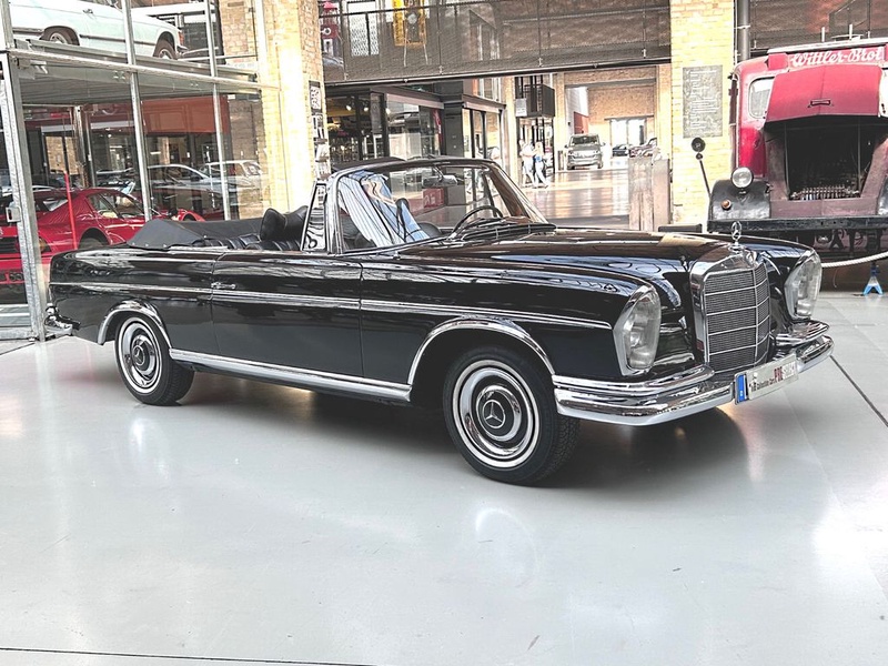 Mercedes-Benz 220