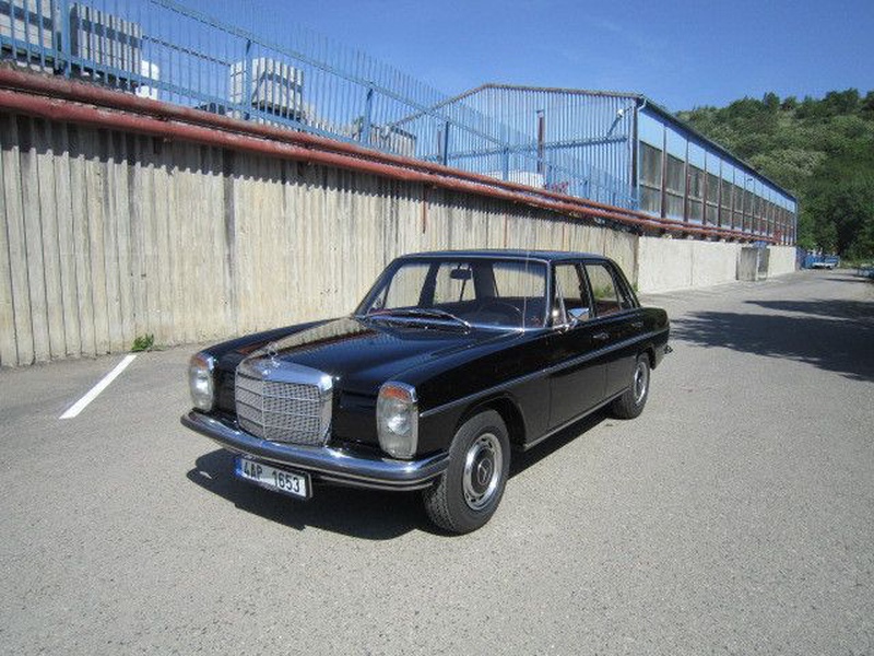 Mercedes-Benz 220