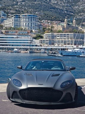 Aston Martin DBS 2021