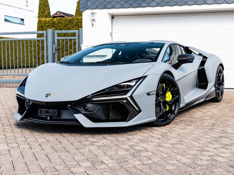 Lamborghini Revuelto