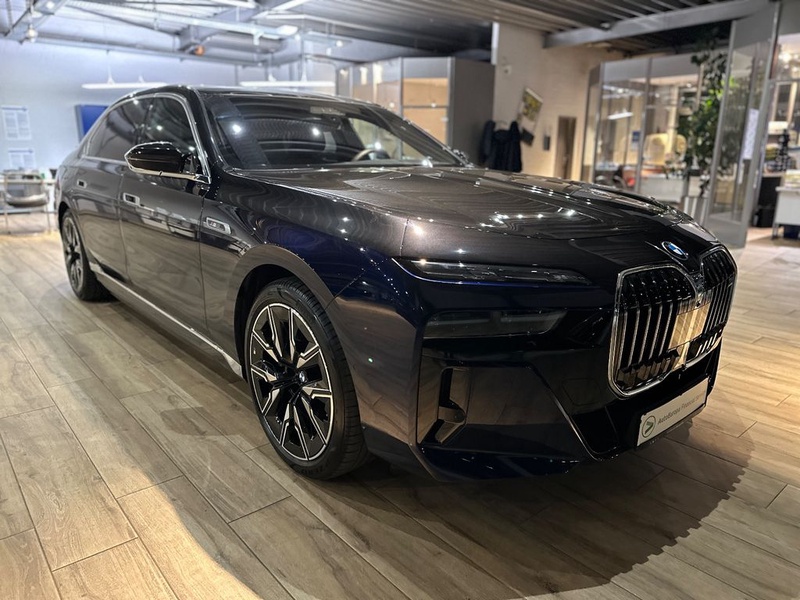 BMW i7