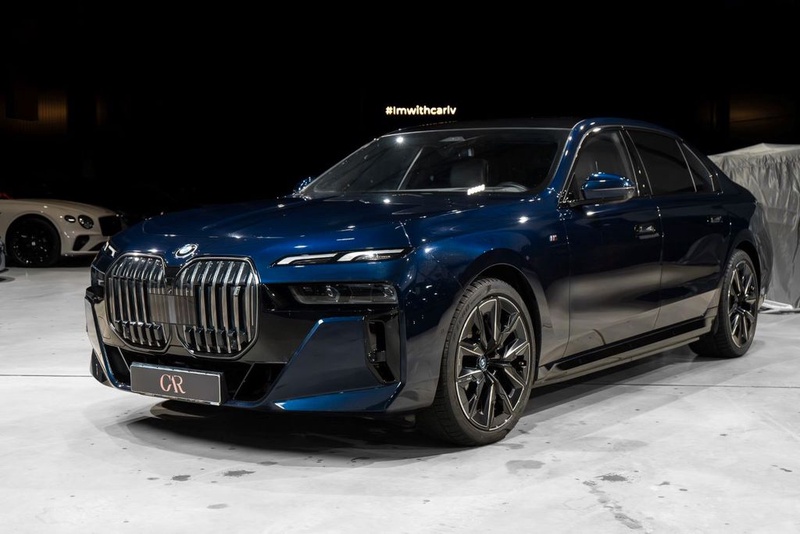 BMW i7