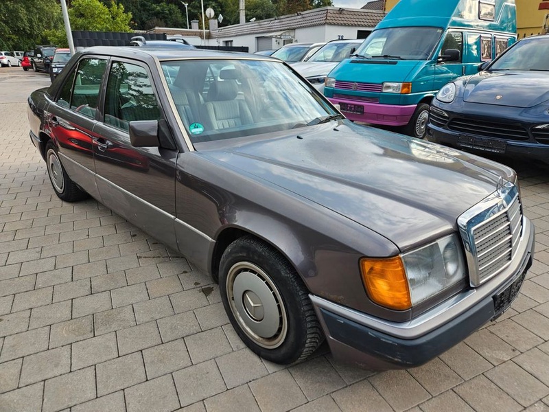 Mercedes-Benz 230