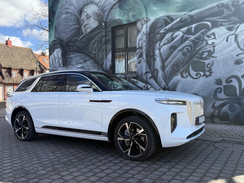 Hongqi E-HS9
