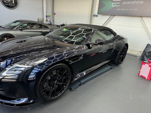 Aston Martin DB12 2024
