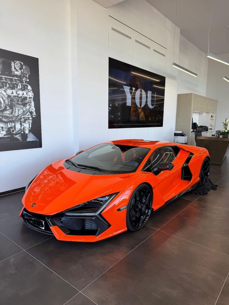 Lamborghini Revuelto