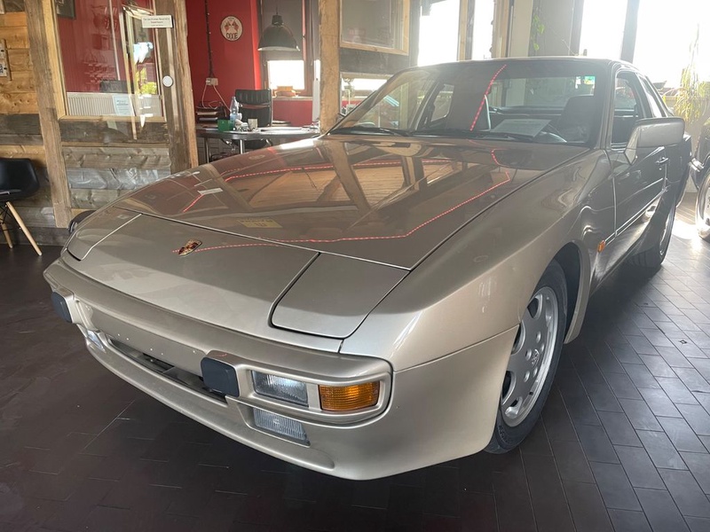 Porsche 944