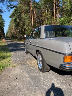 Mercedes-Benz 200 1975