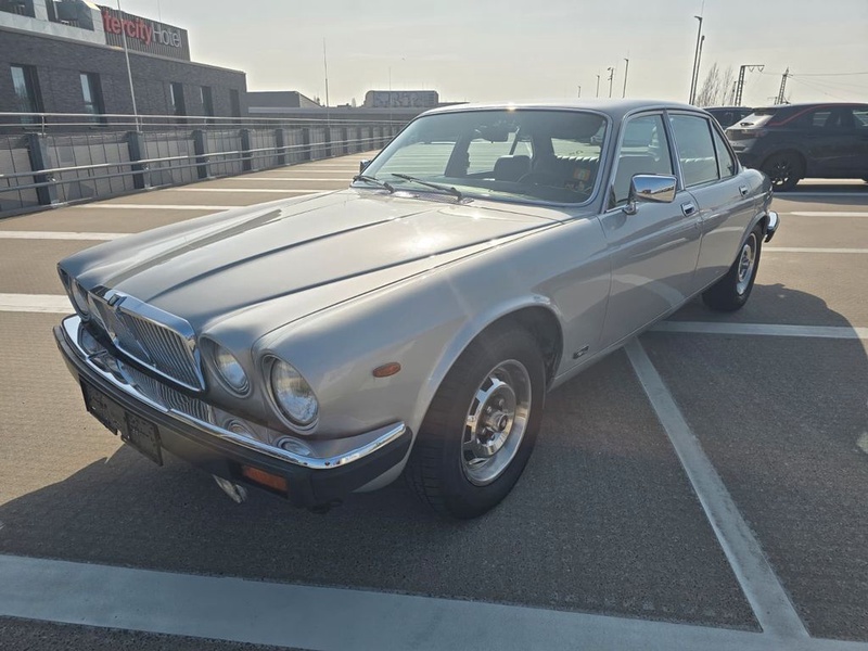 Jaguar XJ-6