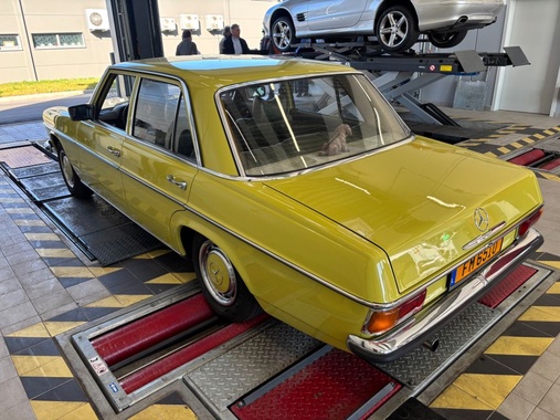 Mercedes-Benz 230 1975