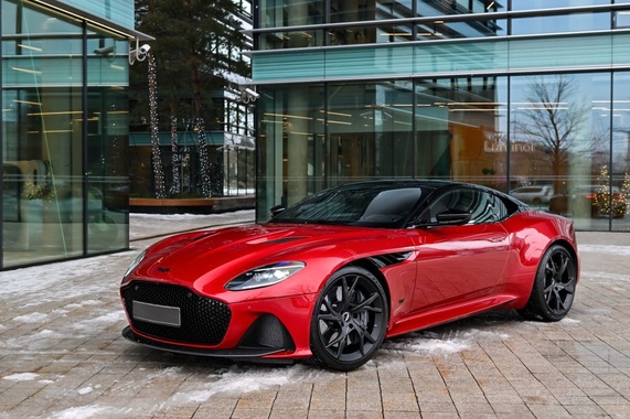 Aston Martin DBS 2022