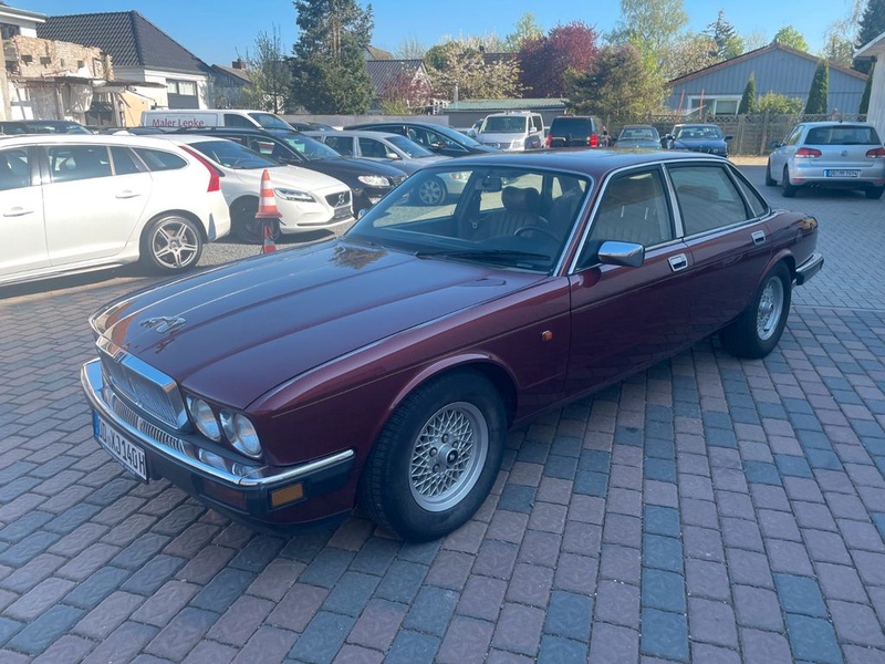 Jaguar XJ40