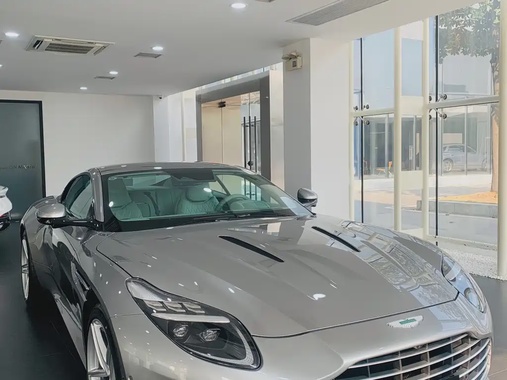 Aston Martin DB12 2025