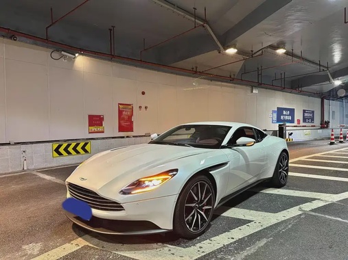 Aston Martin DB11 2021