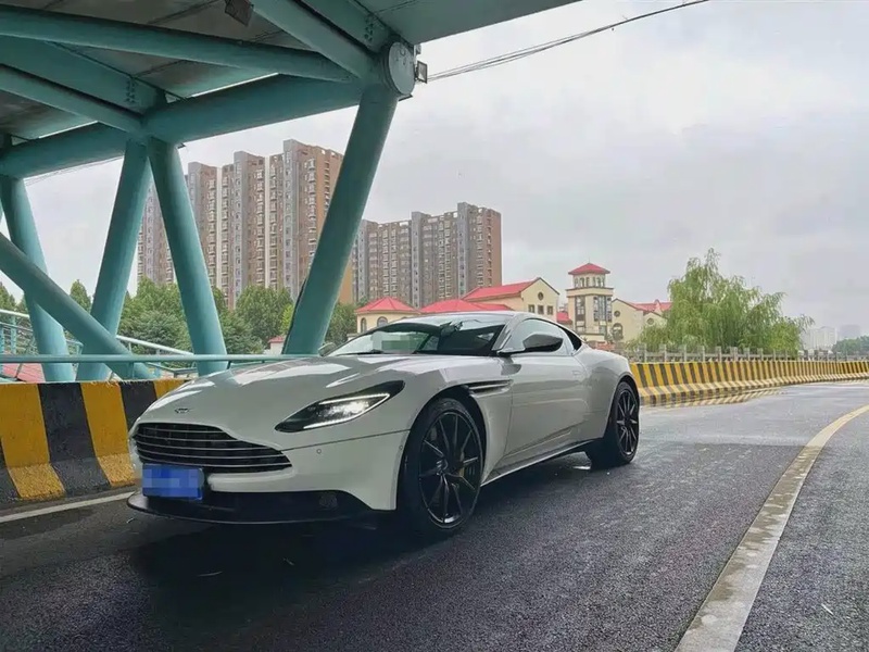 Aston Martin DB11