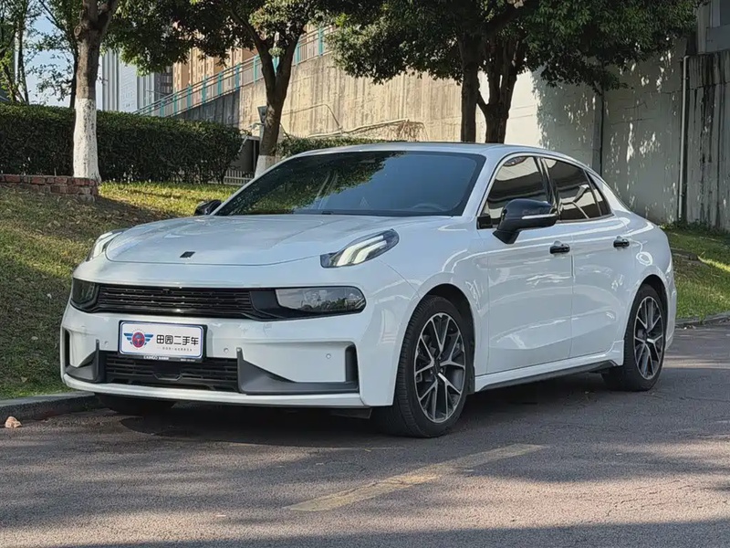 Lynk & Co 03