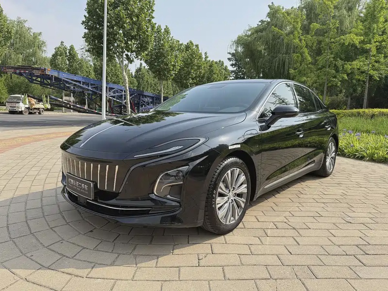 Hongqi E-QM5