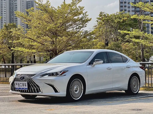 Lexus ES 2020