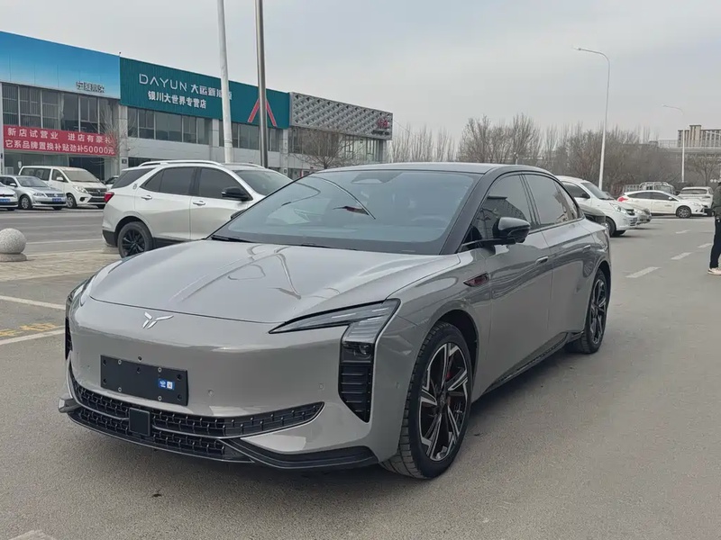 Hongqi EH7