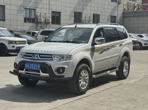 Mitsubishi Pajero Sport 2015