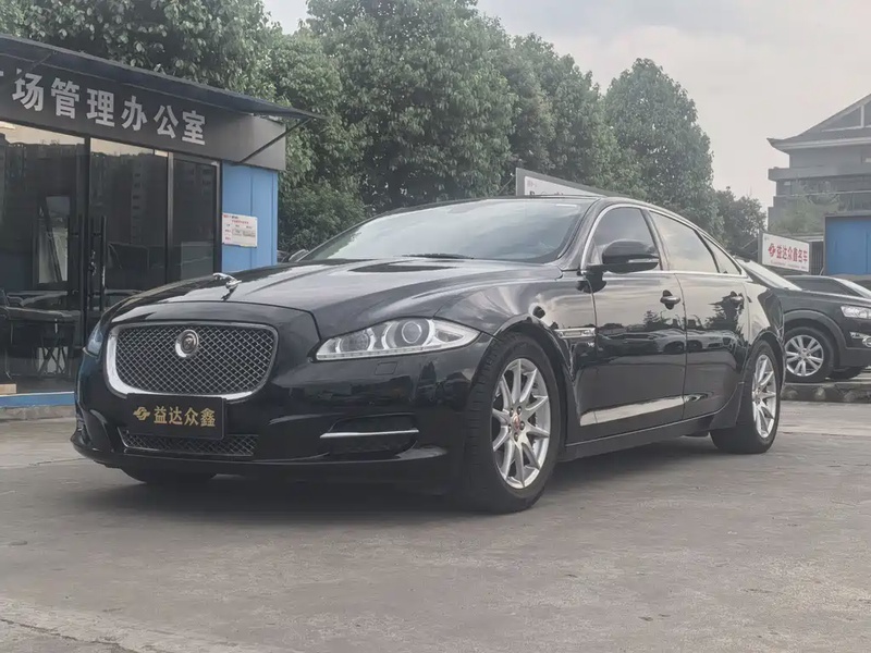 Jaguar XJ