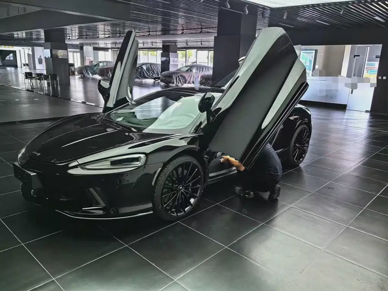 McLaren GT