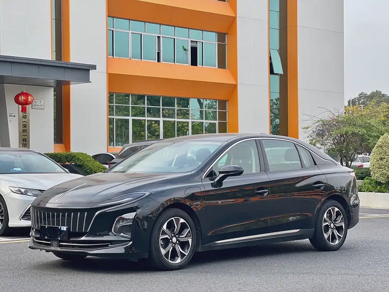 Hongqi E-QM5