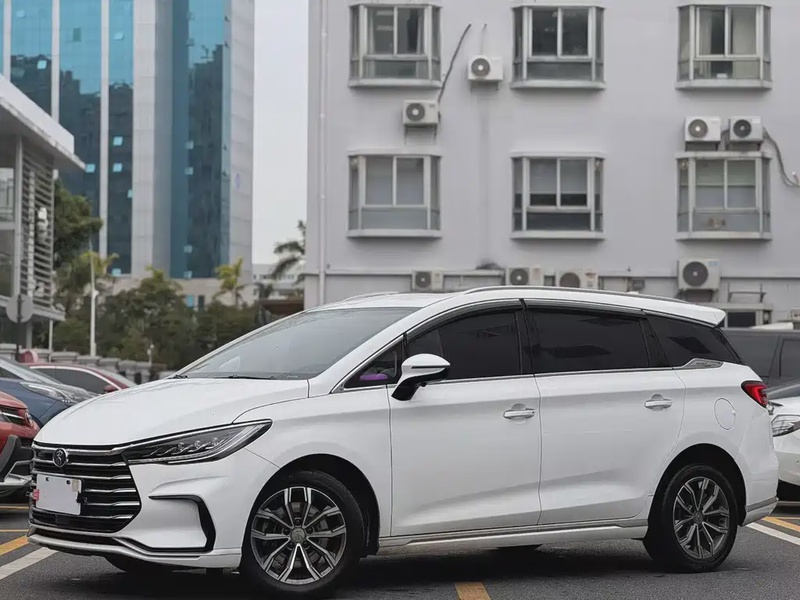 BYD MAX