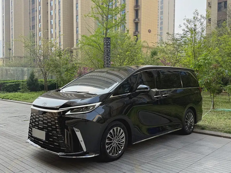 Lexus LM