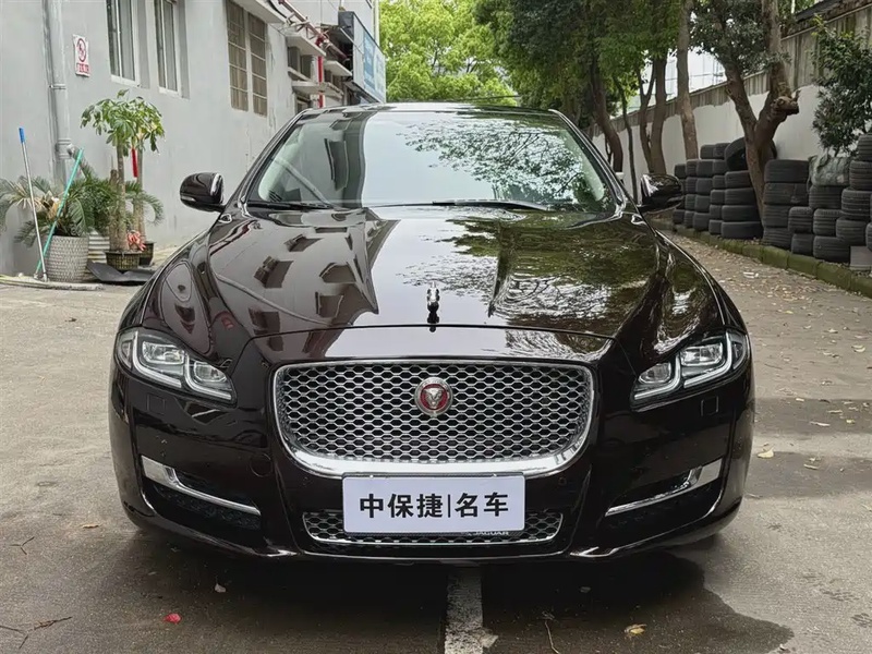 Jaguar XJ