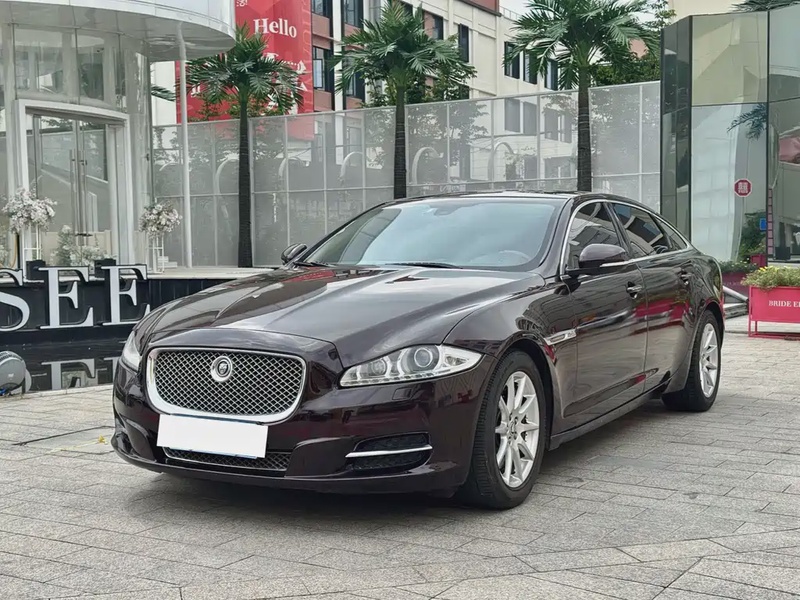 Jaguar XJ