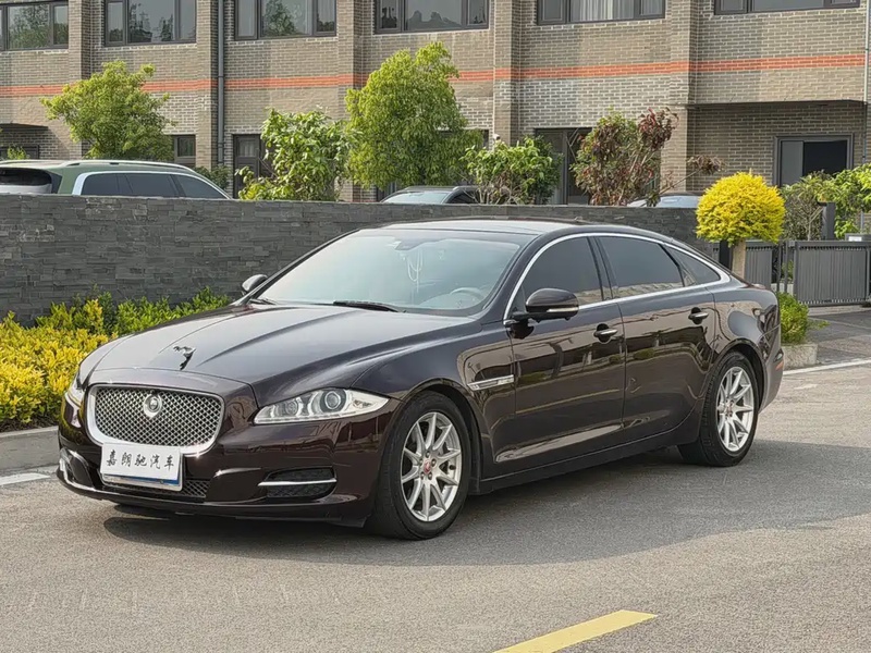 Jaguar XJ