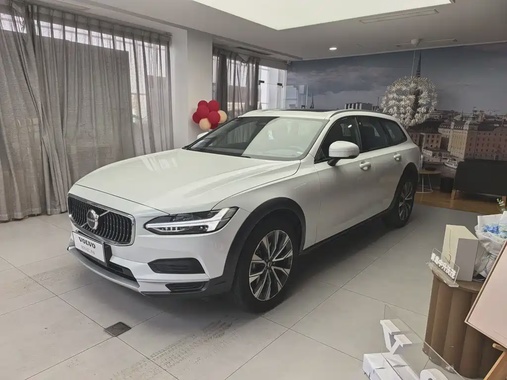 Volvo V90 2025