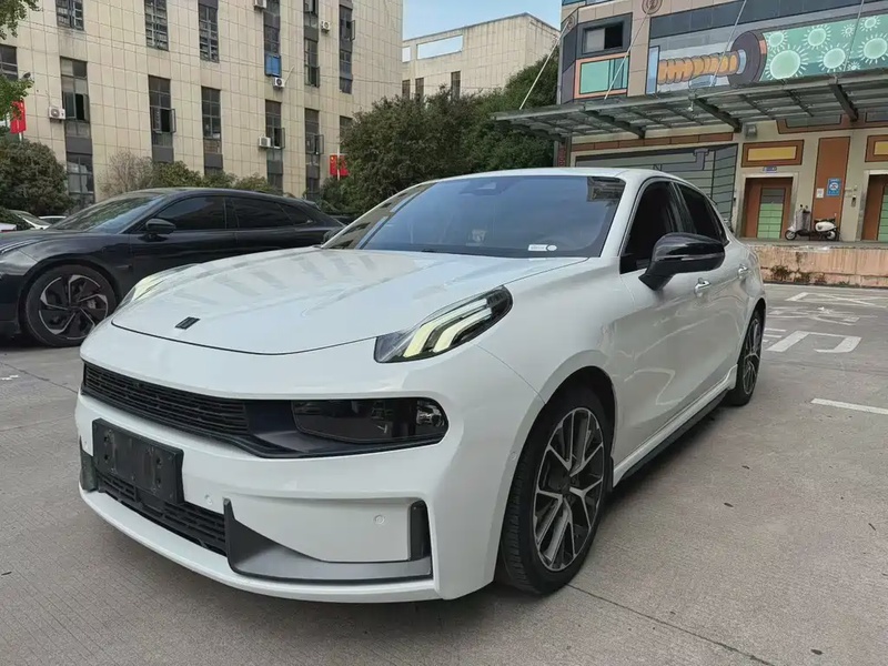 Lynk & Co 03